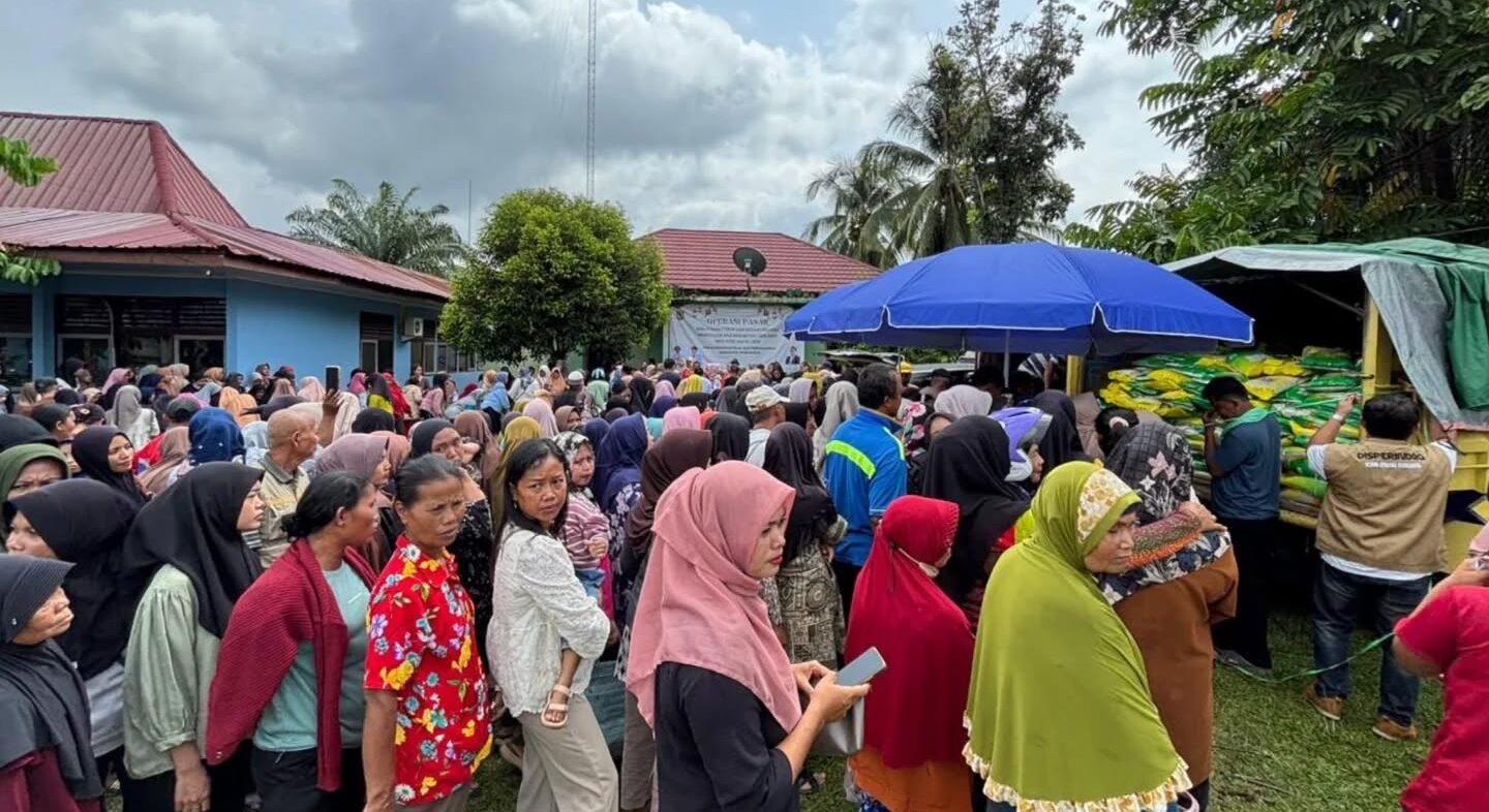 Kegiatan operasi pasar tersebut dilaksanakan oleh Tim Pengendalian Inflasi Daerah (TPID) bersama Dinas Perindustrian dan Perdagangan (Disperindag) di Kantor Camat Megang Sakti, Rabu (11/3/2026).(foto:rindra)