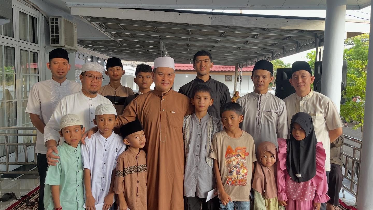 Sekretaris Daerah Provinsi Bengkulu Herwan Antoni menggelar kegiatan yasinan, buka puasa bersama, serta penyerahan santunan bagi anak yatim dan masyarakat yang membutuhkan di Rumah Dinas Sekda Provinsi Bengkulu, Sabtu (14/3).