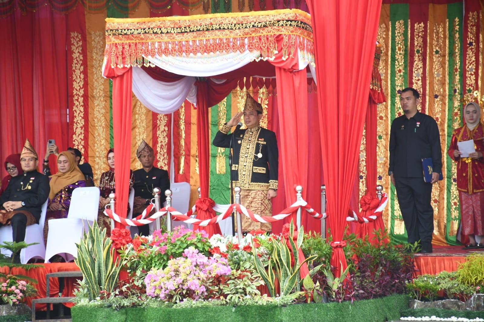 Pemerintah Kota Bengkulu menggelar upacara peringatan Hari Ulang Tahun (HUT) ke-307 Kota Bengkulu di halaman Kantor Wali Kota, Selasa (17/3/2026)