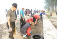 Pemerintah Kota Bengkulu bersama Polresta Bengkulu menggelar gotong royong massal di kawasan Pasir Putih, Pantai Panjang, Rabu (18/3/2026)
