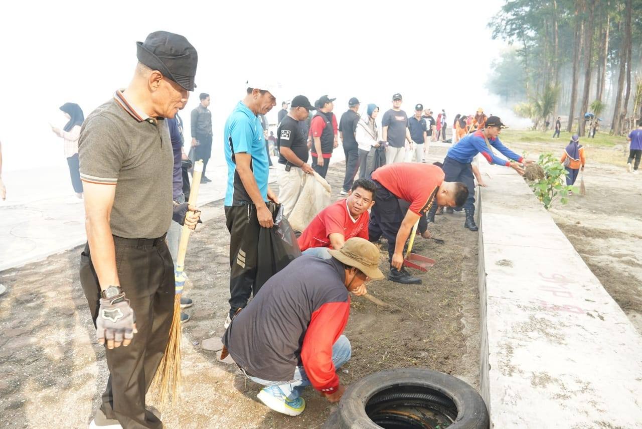 Pemerintah Kota Bengkulu bersama Polresta Bengkulu menggelar gotong royong massal di kawasan Pasir Putih, Pantai Panjang, Rabu (18/3/2026)