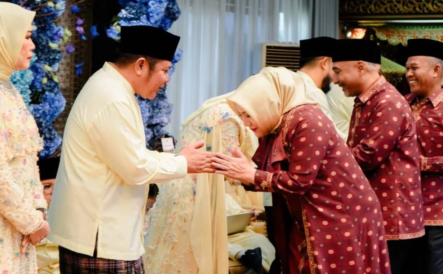 Bupati Musi Rawas Hj. Ratna Machmud bersama Wakil Bupati H. Suprayitno menghadiri rangkaian ramah tamah dengan sejumlah pejabat penting di Sumatera Selatan, dimulai dengan pertemuan bersama Gubernur Sumatera Selatan H. Herman Deru di Griya Agung, Palembang, Minggu (22/03/2026).