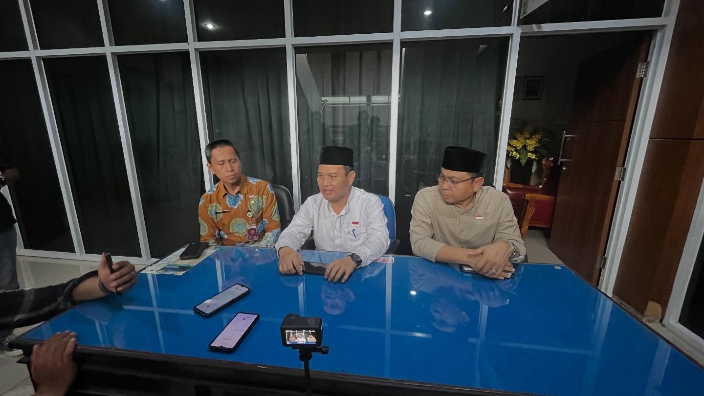 Sekretaris Daerah Provinsi Bengkulu Herwan Antoni bersama Asisten I Khairil Anwar dan Kepala Badan Kepegawaian Daerah (BKD) Rusmayadi di Kantor Gubernur Bengkulu, Jumat (27/3) Sekretaris Daerah Provinsi Bengkulu Herwan Antoni bersama Asisten I Khairil Anwar dan Kepala Badan Kepegawaian Daerah (BKD) Rusmayadi di Kantor Gubernur Bengkulu, Jumat (27/3)