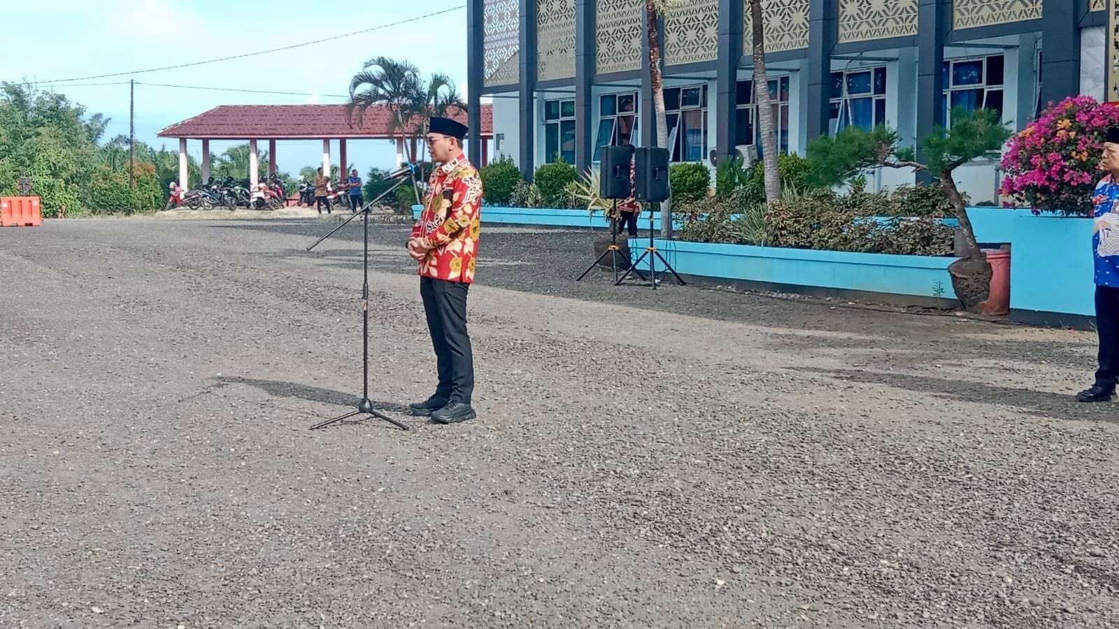 Bupati Seluma Teddy Rahman bersama Wakil Bupati Gustianto memimpin Apel Akbar Pemerintah Kabupaten Seluma di halaman Kantor Bupati Seluma, Kamis (26/3/2026). Bupati Seluma Teddy Rahman bersama Wakil Bupati Gustianto memimpin Apel Akbar Pemerintah Kabupaten Seluma di halaman Kantor Bupati Seluma, Kamis (26/3/2026).