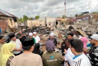 Gubernur Bengkulu Helmi Hasan menyerahkan bantuan langsung kepada korban kebakaran di Kelurahan Kebun Keling, Kota Bengkulu, yang menghanguskan rumah sekaligus bangunan PAUD milik Ibu Sulastri di kawasan samping Benteng Marlborough, Minggu (29/3/2026).