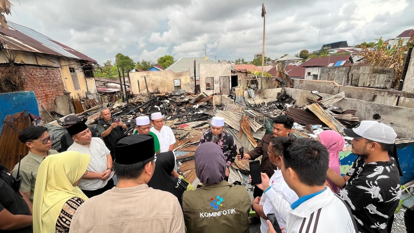 Gubernur Bengkulu Helmi Hasan menyerahkan bantuan langsung kepada korban kebakaran di Kelurahan Kebun Keling, Kota Bengkulu, yang menghanguskan rumah sekaligus bangunan PAUD milik Ibu Sulastri di kawasan samping Benteng Marlborough, Minggu (29/3/2026).