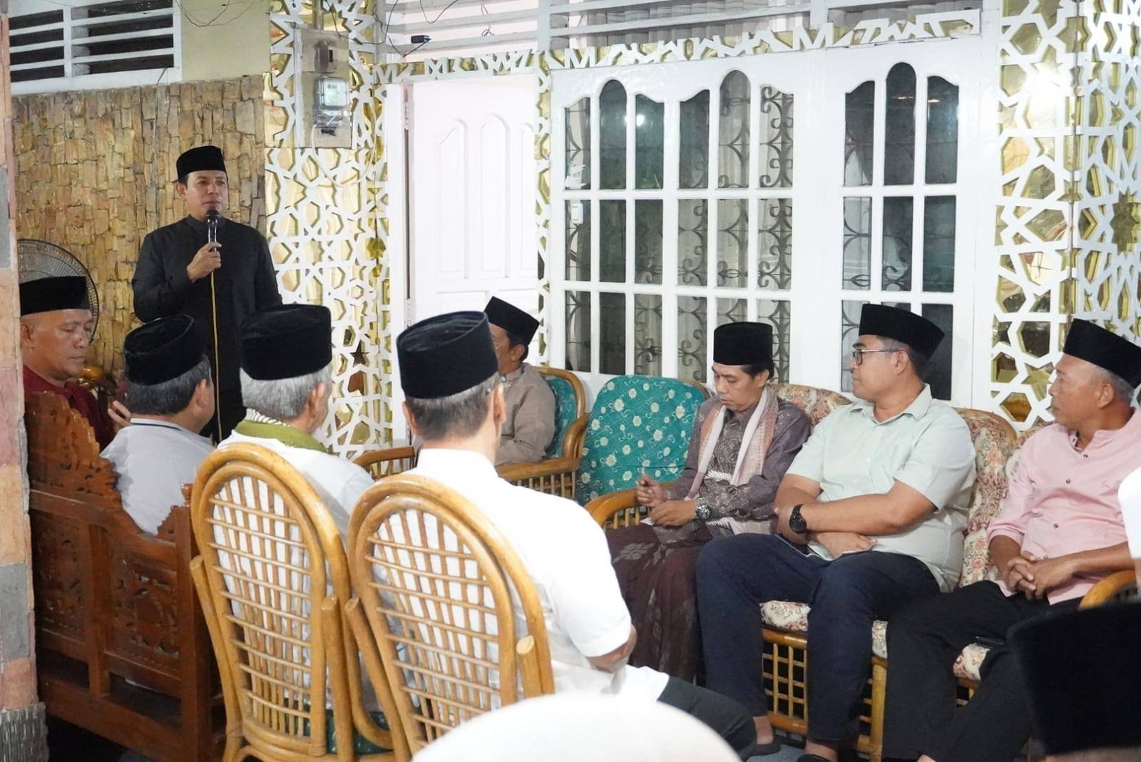 Dedy saat menghadiri acara takziah watasliah di rumah duka almarhumah Faridha Umar binti Umar Imam Sa’id, RT 02 RW 01 Kelurahan Anggut Atas, Jumat malam (27/3/2026) Dedy saat menghadiri acara takziah watasliah di rumah duka almarhumah Faridha Umar binti Umar Imam Sa’id, RT 02 RW 01 Kelurahan Anggut Atas, Jumat malam (27/3/2026)