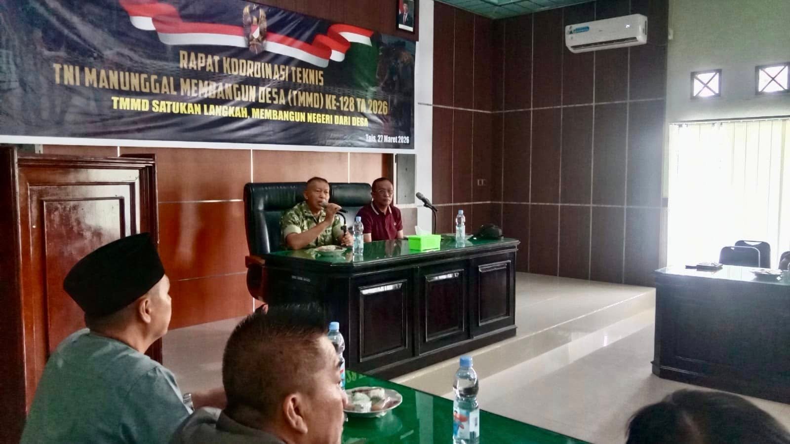 Sekretaris Daerah Kabupaten Seluma Deddy Ramdhani bersama Komandan Distrik Militer 0425/Seluma Letkol Yuliansyah menggelar rapat koordinasi teknis TNI Manunggal Membangun Desa (TMMD) ke-128 Tahun 2026 di Aula Kodim 0425/Seluma, Jumat (27/3/2026).