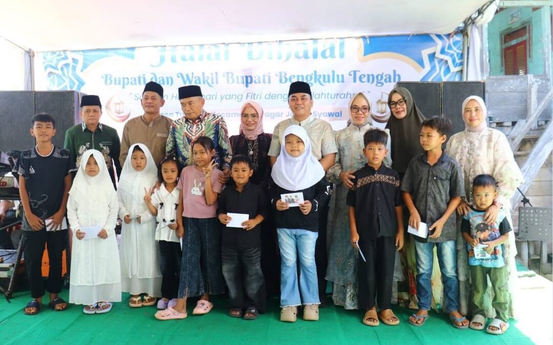 Pemerintah Kabupaten Bengkulu Tengah menggelar halal bihalal Hari Raya Idul Fitri 1447 Hijriah bersama Bupati dan Wakil Bupati di kediaman Wakil Bupati, Desa Tumbuk, Kecamatan Pagar Jati, Senin (23/3/2026) Pemerintah Kabupaten Bengkulu Tengah menggelar halal bihalal Hari Raya Idul Fitri 1447 Hijriah bersama Bupati dan Wakil Bupati di kediaman Wakil Bupati, Desa Tumbuk, Kecamatan Pagar Jati, Senin (23/3/2026)
