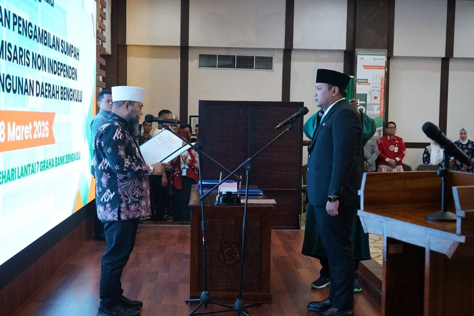 Andaru Pranata komisaris Bank Bengkulu resmi menjabat setelah dilantik dan diambil sumpahnya oleh Gubernur Bengkulu H. Helmi Hasan, SE dalam prosesi yang digelar di Aula H. Mochtar Azahari, lantai VII Graha Bank Bengkulu, Minggu (8/3/2026).
