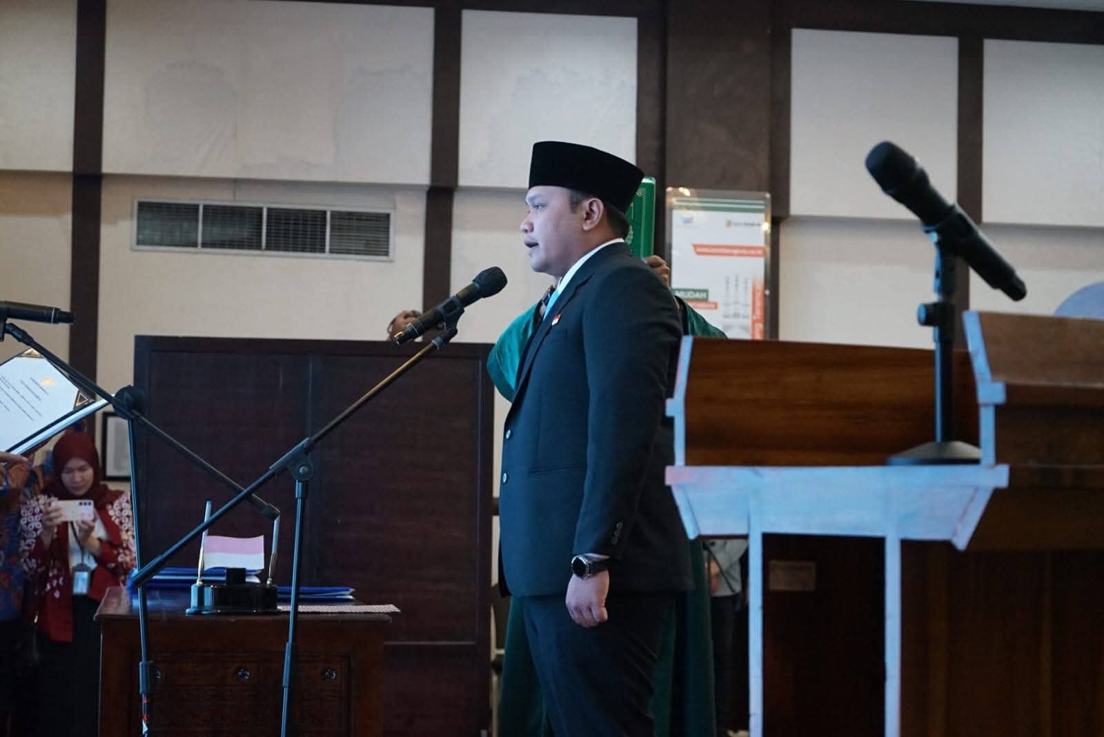 Andaru Pranata saat dilantik oleh Gubernur Bengkulu Helmi Hasan menjadi Komisaris Bank Bengkulu pada Minggu (8/3/2026) di Aula H. Mochtar Azahari, Graha Bank Bengkulu.