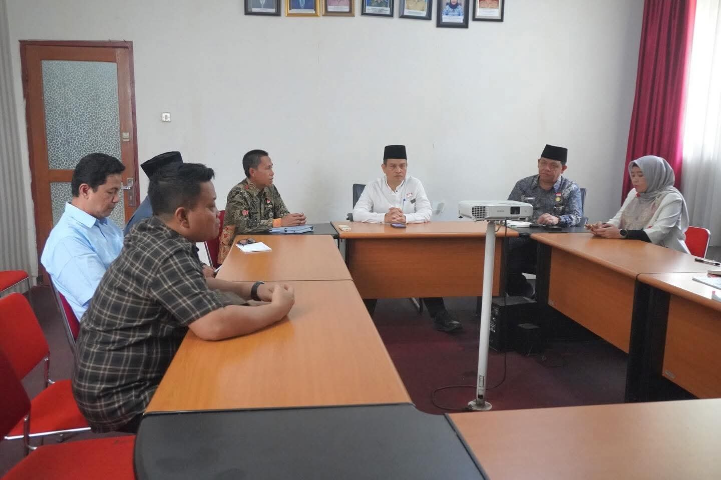 Sekretaris Daerah Provinsi Bengkulu Herwan Antoni turun langsung melakukan klarifikasi bersama Inspektorat dan Badan Kepegawaian Daerah (BKD) di ruang rapat BKD, Kamis siang (26/3/2026). Sekretaris Daerah Provinsi Bengkulu Herwan Antoni turun langsung melakukan klarifikasi bersama Inspektorat dan Badan Kepegawaian Daerah (BKD) di ruang rapat BKD, Kamis siang (26/3/2026).