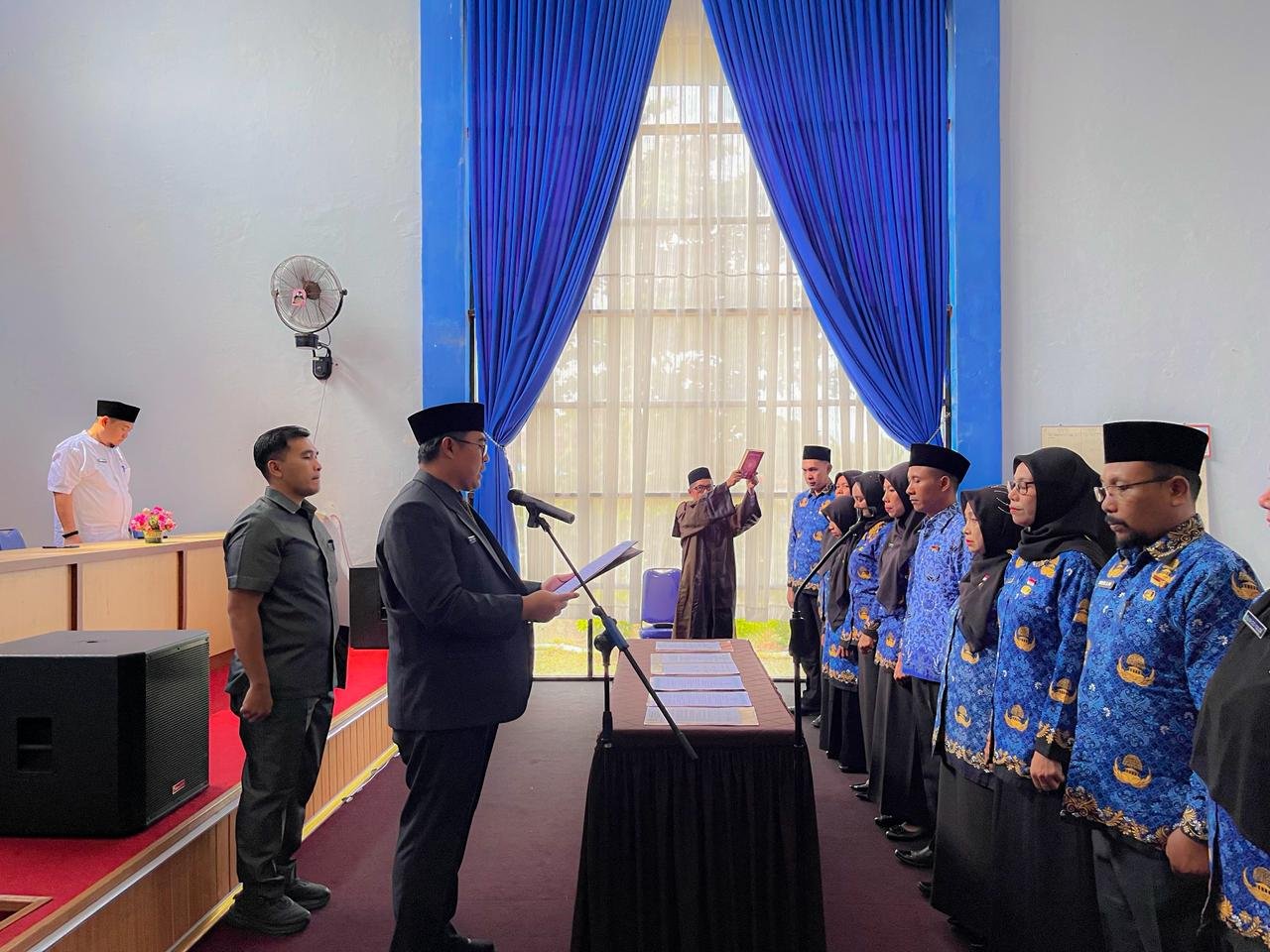 Sebanyak 12 tenaga pendidik resmi dilantik sebagai guru ahli pertama di lingkungan Pemerintah Kota Bengkulu dalam prosesi pengambilan sumpah jabatan fungsional yang digelar di aula Badan Kepegawaian dan Pengembangan Sumber Daya Manusia (BKPSDM), Senin (9/3/2026).