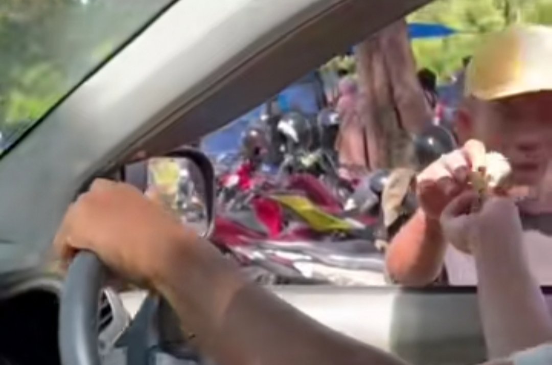 Screenshot Video dugaan pungutan parkir melebihi tarif resmi di kawasan wisata Pantai Berkas, Kota Bengkulu, Minggu (22/3/26).