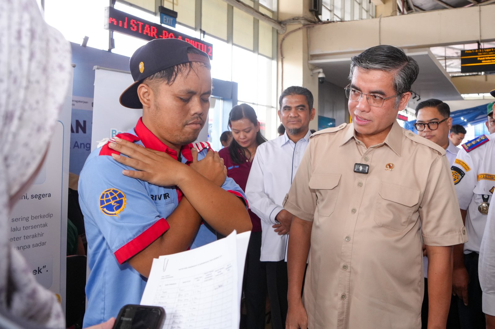 Menteri Ketenagakerjaan Yassierli meninjau Posko Peduli Keselamatan dan Kesehatan Kerja (K3) Mudik Aman di Terminal Terpadu Pulo Gebang, Jakarta, Senin (16/3/2026)