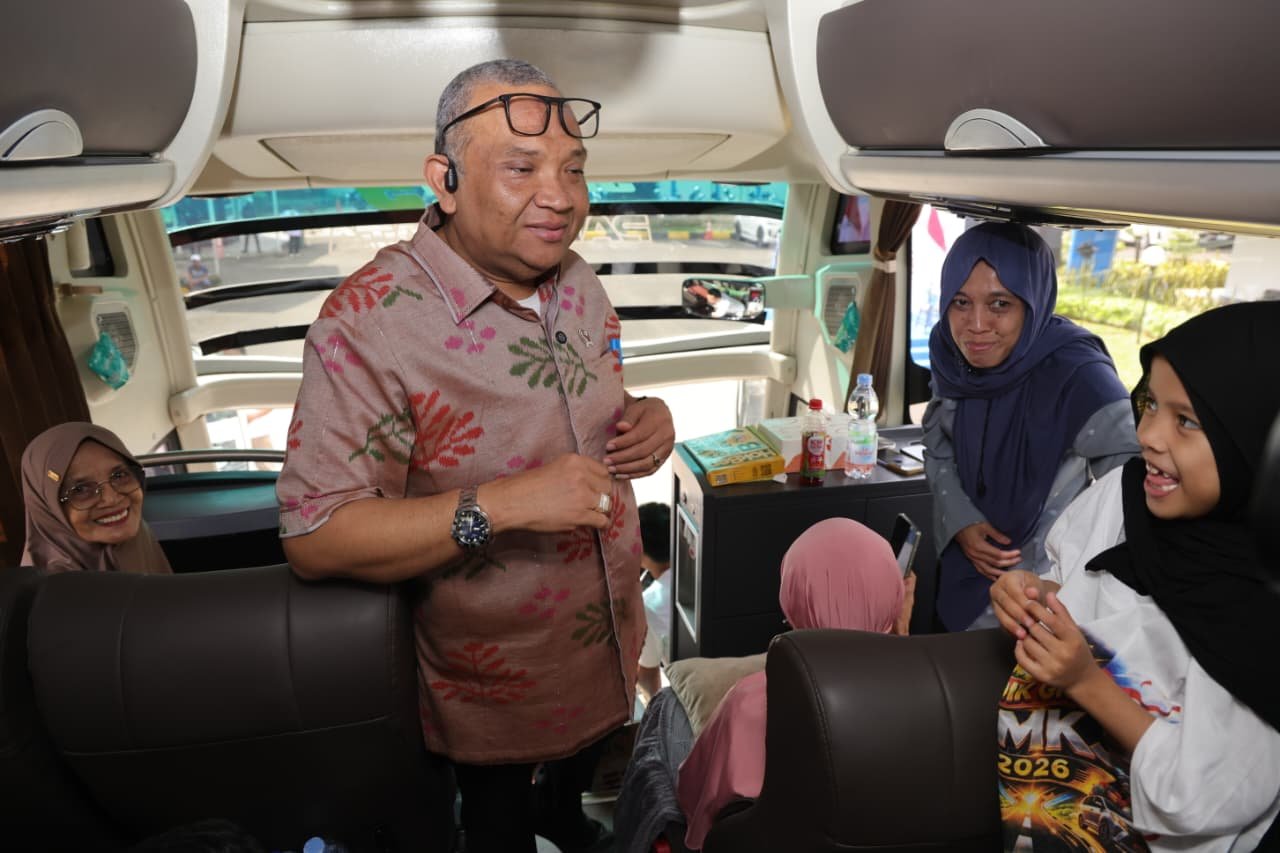 Wakil Menteri Ketenagakerjaan Afriansyah Noor secara resmi melepas keberangkatan mudik gratis bagi 295 pekerja/buruh beserta keluarga mereka di halaman Gedung Vokasi Kementerian Ketenagakerjaan, Jakarta, Minggu (15/3/2026). Wakil Menteri Ketenagakerjaan Afriansyah Noor secara resmi melepas keberangkatan mudik gratis bagi 295 pekerja/buruh beserta keluarga mereka di halaman Gedung Vokasi Kementerian Ketenagakerjaan, Jakarta, Minggu (15/3/2026).