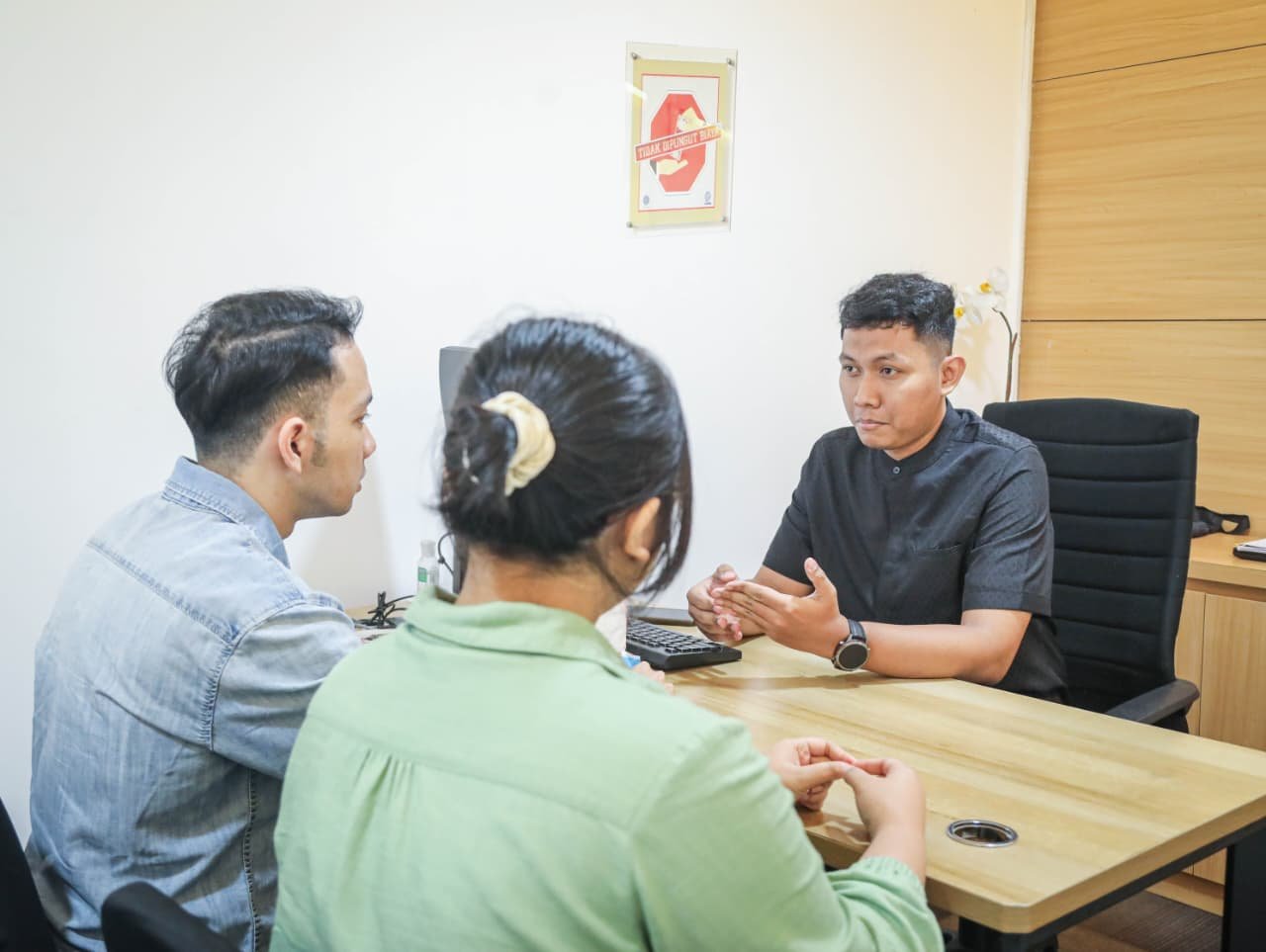 Posko Tunjangan Hari Raya (THR) dan Bonus Hari Raya (BHR) Keagamaan 2026 milik Kementerian Ketenagakerjaan (Kemnaker) mencatat telah menerima 1.134 konsultasi sejak dibuka pada 2 Maret 2026. Posko Tunjangan Hari Raya (THR) dan Bonus Hari Raya (BHR) Keagamaan 2026 milik Kementerian Ketenagakerjaan (Kemnaker) mencatat telah menerima 1.134 konsultasi sejak dibuka pada 2 Maret 2026.