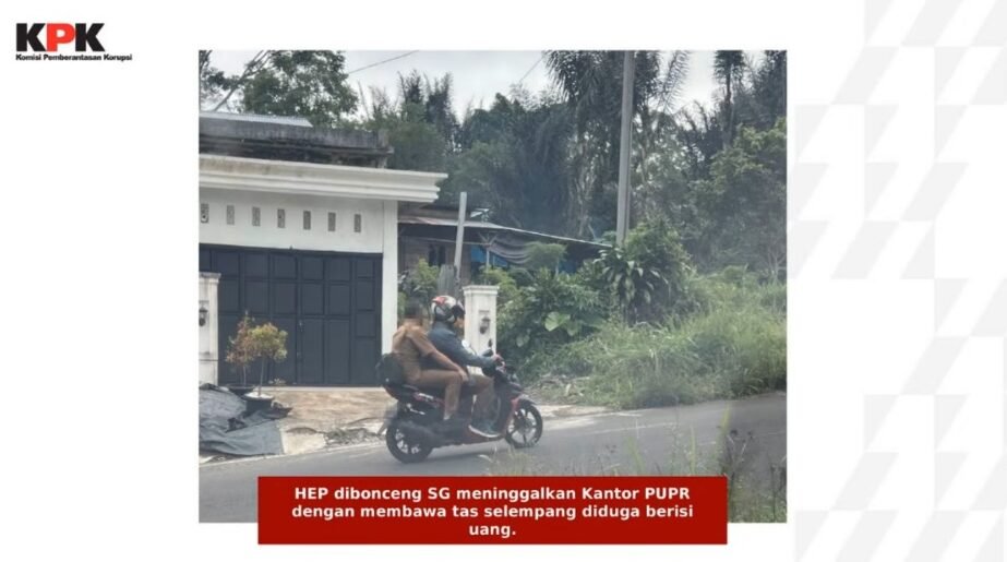 KPK Tampilkan Kronologi Pemantauan dalam OTT Rejang Lebong (foto screenshot channel youtube KPK RI) KPK Tampilkan Kronologi Pemantauan dalam OTT Rejang Lebong (foto screenshot channel youtube KPK RI)