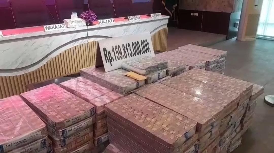 uang pengganti tambang sebesar Rp159 miliar kepada Kejaksaan Negeri Bengkulu, Rabu (11/3/26)(foto:anto)