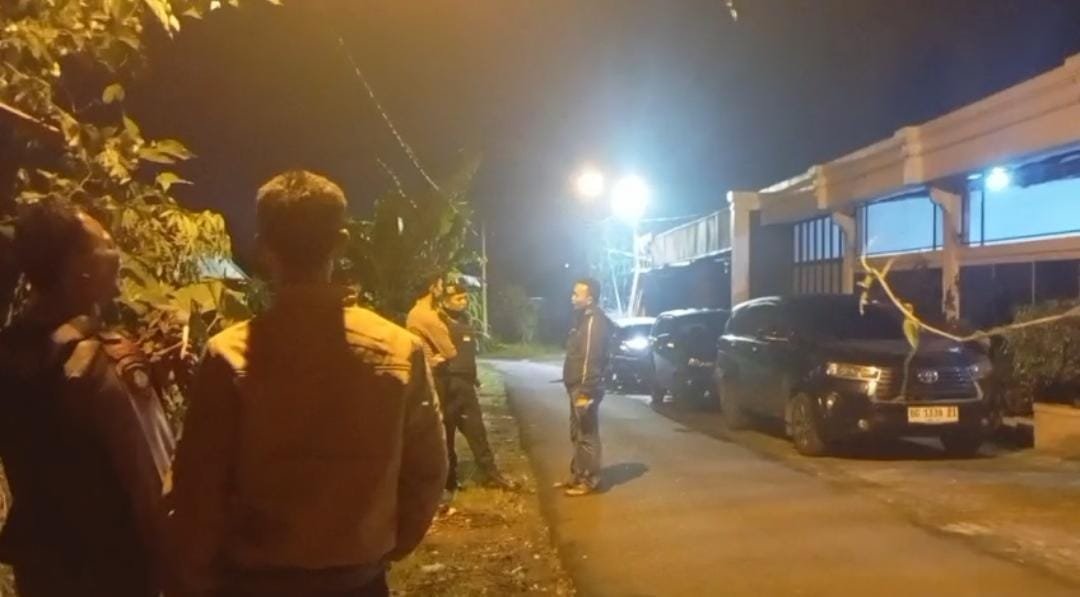 Penggeledahan berlangsung di sebuah rumah yang berada di Desa Teladan, Kecamatan Curup Utara, Kabupaten Rejang Lebong, pada Jumat malam (13/3/2026). Penggeledahan berlangsung di sebuah rumah yang berada di Desa Teladan, Kecamatan Curup Utara, Kabupaten Rejang Lebong, pada Jumat malam (13/3/2026).