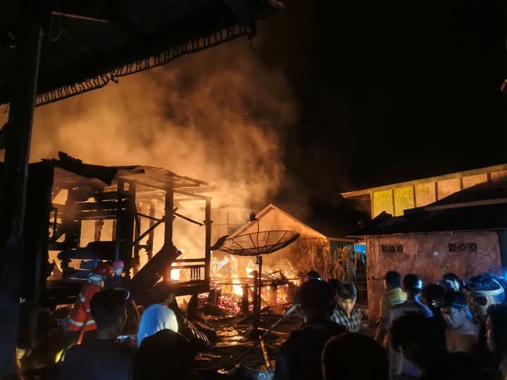 Kebakaran hebat menghanguskan dua rumah warga di Desa Gunung Alam, Kecamatan Tubei, Kabupaten Lebong, Kamis (26/3/2026) dini hari sekitar pukul 03.30 WIB Kebakaran hebat menghanguskan dua rumah warga di Desa Gunung Alam, Kecamatan Tubei, Kabupaten Lebong, Kamis (26/3/2026) dini hari sekitar pukul 03.30 WIB