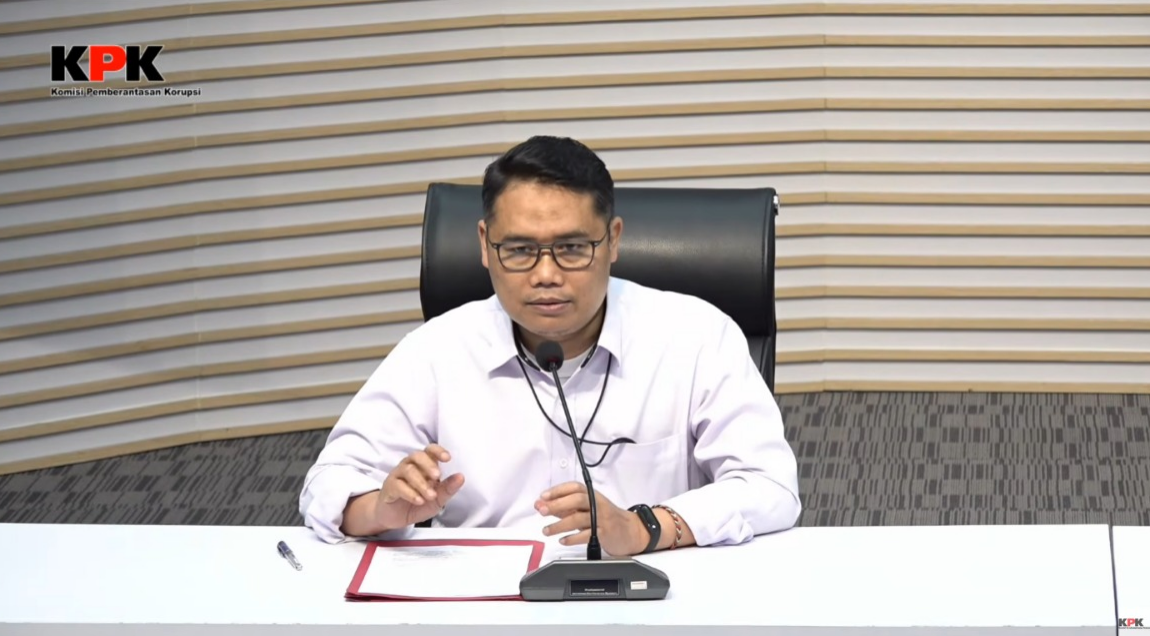 KPK Tahan Bupati Cilacap dan Sekda, Diduga Pungut Setoran THR