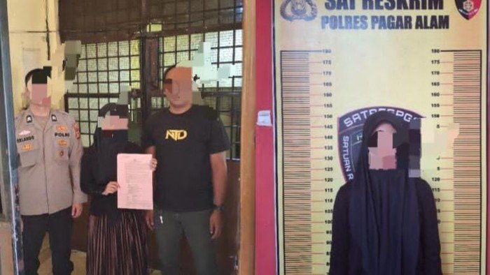 Mahasiswi di Pagar Alam Jadi Tersangka Usai Buka HP Rekan Kerja dan Kirim Foto Mahasiswi di Pagar Alam Jadi Tersangka Usai Buka HP Rekan Kerja dan Kirim Foto
