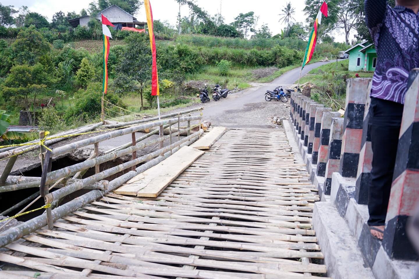 kondisi jembatan amblas di Desa Air Merah, Kecamatan Curup Tengah, Kamis (2/4) (foto:arman)