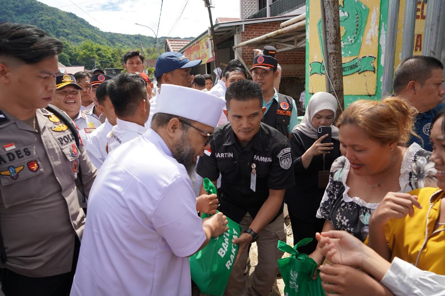 Helmi Hasan Turun ke Lebong, Bantuan Rp102 Juta Disalurkan untuk Korban Banjir