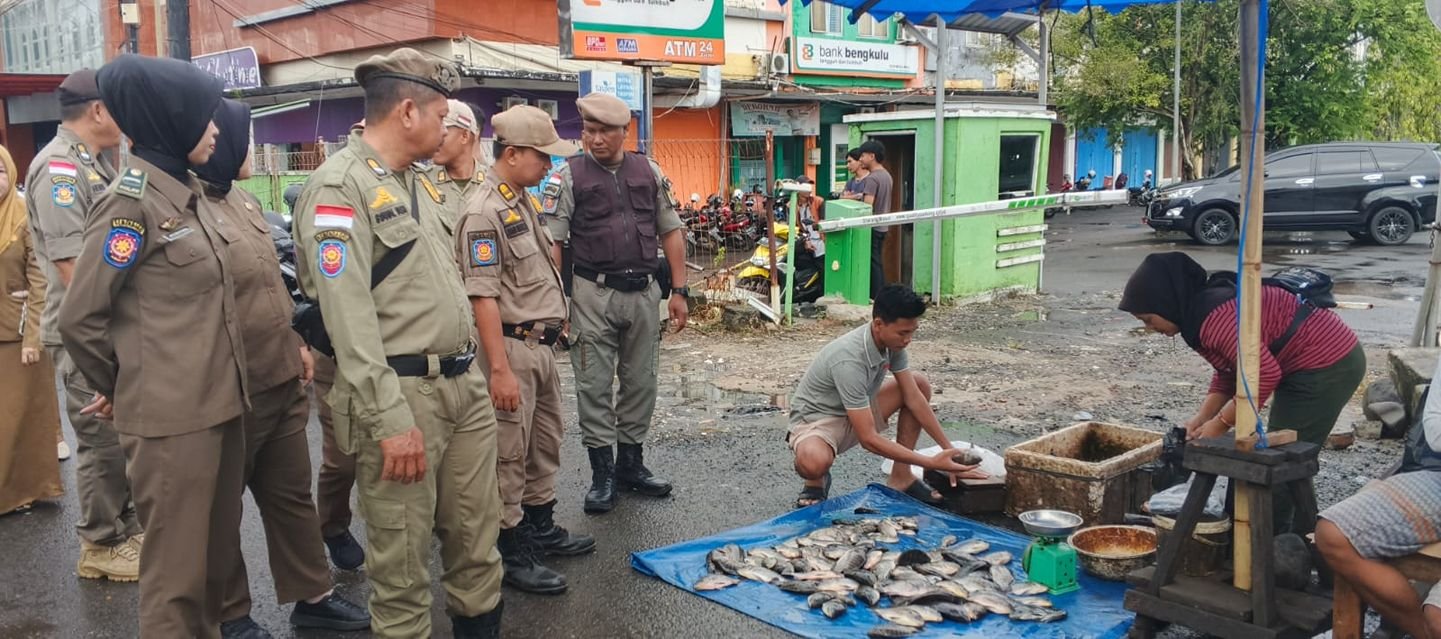Satpol PP Bengkulu Tertibkan Pedagang Pasar Minggu, Jualan di Trotoar Kembali Disasar Satpol PP Bengkulu Tertibkan Pedagang Pasar Minggu, Jualan di Trotoar Kembali Disasar