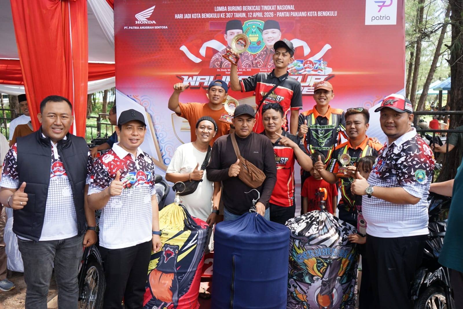 Dedy Wahyudi Buka Walikota Cup Kicau Mania, Siapkan Lapangan Permanen Dedy Wahyudi Buka Walikota Cup Kicau Mania, Siapkan Lapangan Permanen