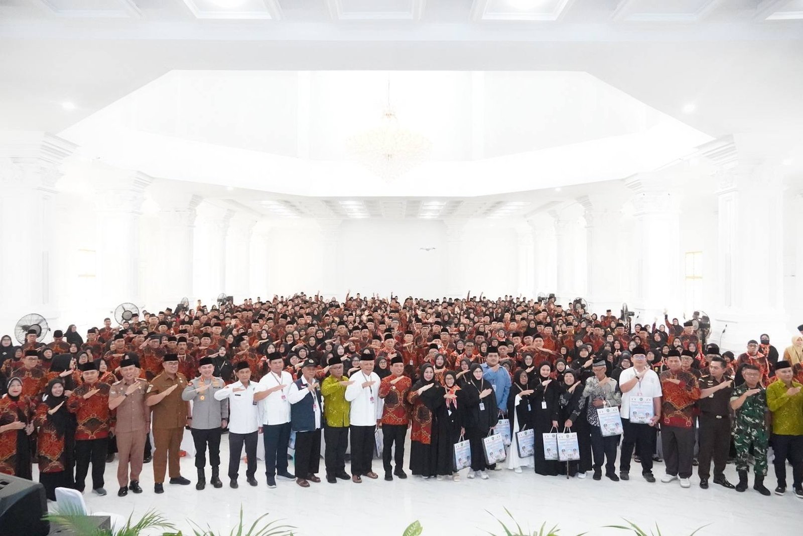 Dedy Wahyudi Lepas 1.231 Jemaah Haji Bengkulu, Seragam Batik Jadi Sorotan