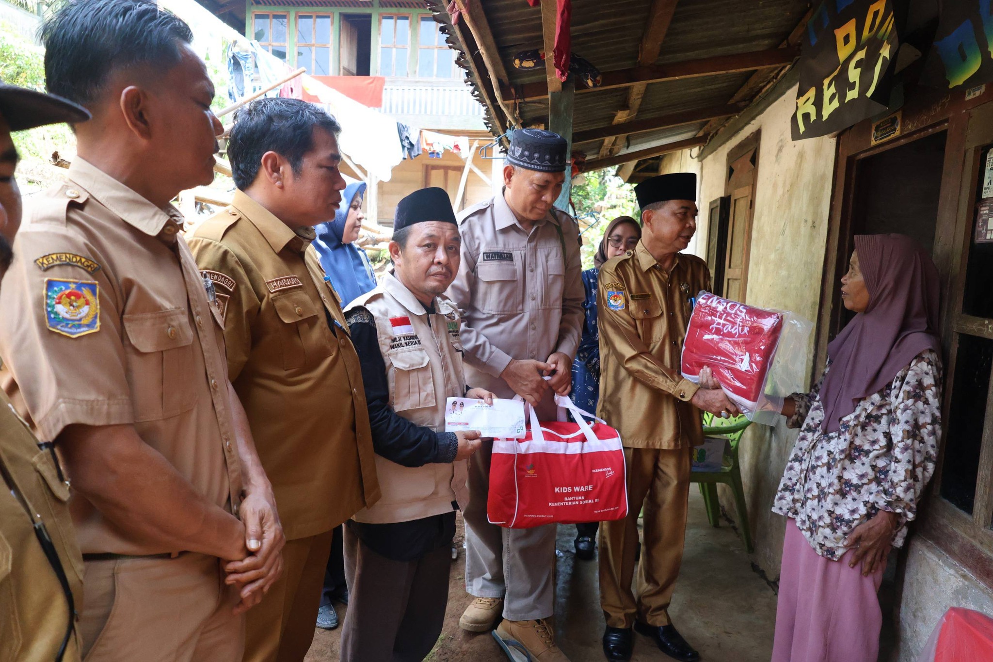 Pemkab Bengkulu Tengah Salurkan Bantuan Korban Gempa, Pastikan Dukungan Berkelanjutan