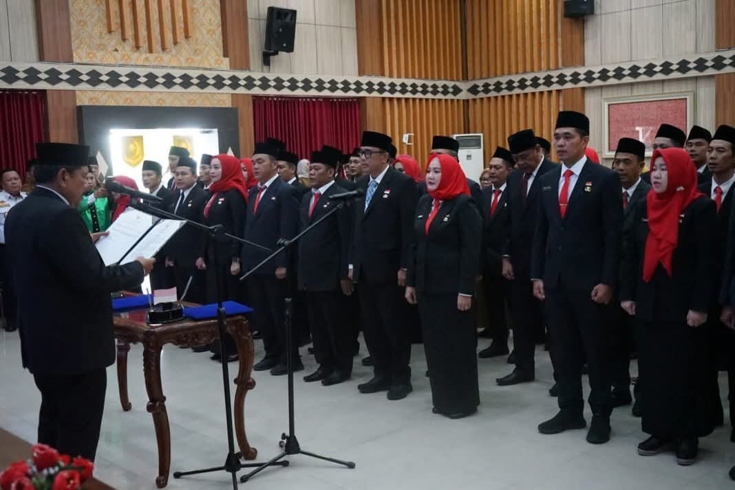Wakil Gubernur Bengkulu Mian melantik 54 pejabat eselon III di lingkungan Pemerintah Provinsi Bengkulu, Selasa (31/3), di Aula Merah Putih Kantor Gubernur Bengkulu.