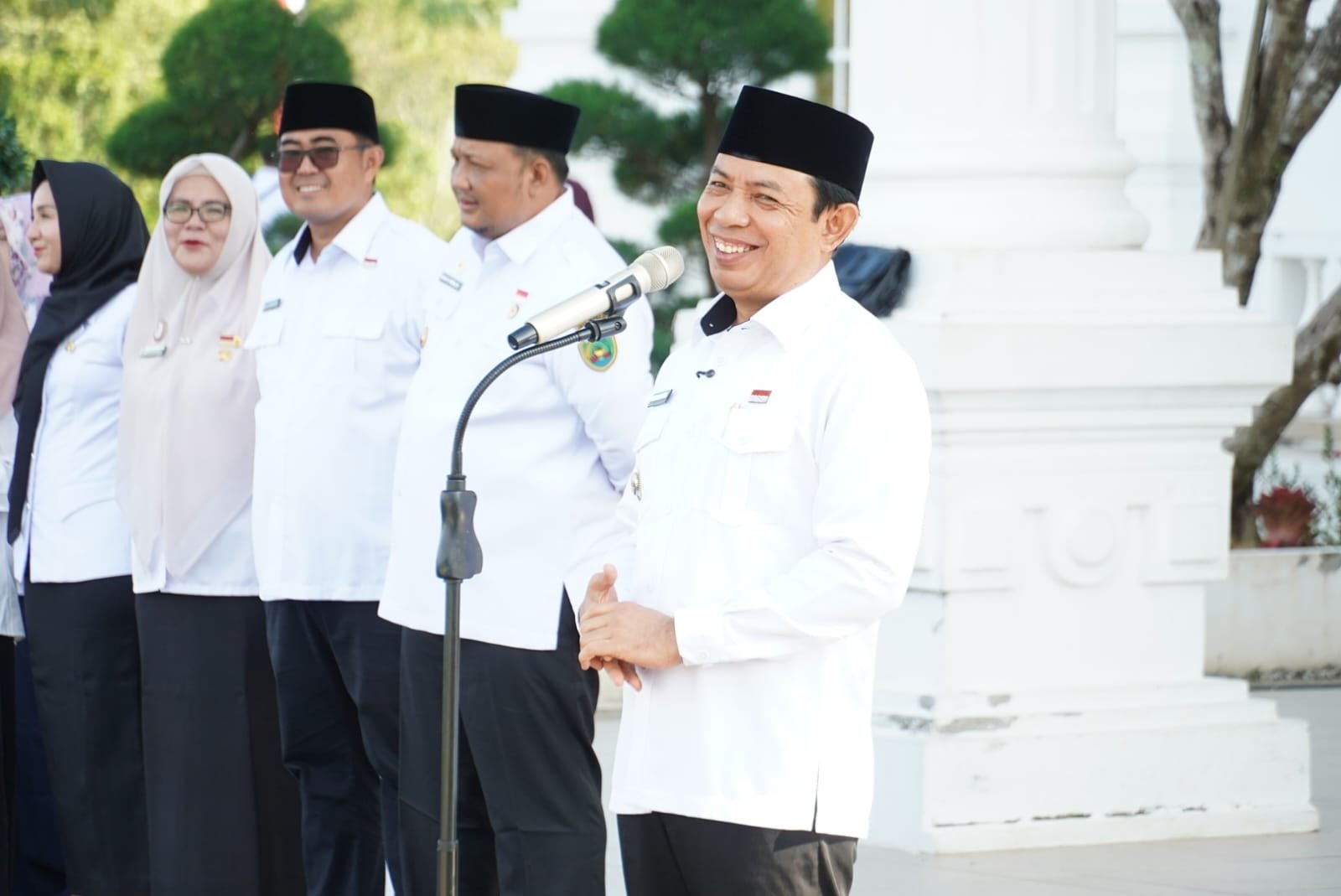 Wali Kota Bengkulu Dedy Wahyudi didampingi Wakil Wali Kota Ronny PL Tobing, serta dihadiri Pj Sekda Medy Pebriansyah, saat halalbihalal sekaligus apel perdana usai cuti bersama Idulfitri 1447 H di Pendopo Merah Putih, Rabu (1/4)(dok: Pemkotbkl) Wali Kota Bengkulu Dedy Wahyudi didampingi Wakil Wali Kota Ronny PL Tobing, serta dihadiri Pj Sekda Medy Pebriansyah, saat halalbihalal sekaligus apel perdana usai cuti bersama Idulfitri 1447 H di Pendopo Merah Putih, Rabu (1/4)(dok: Pemkotbkl)