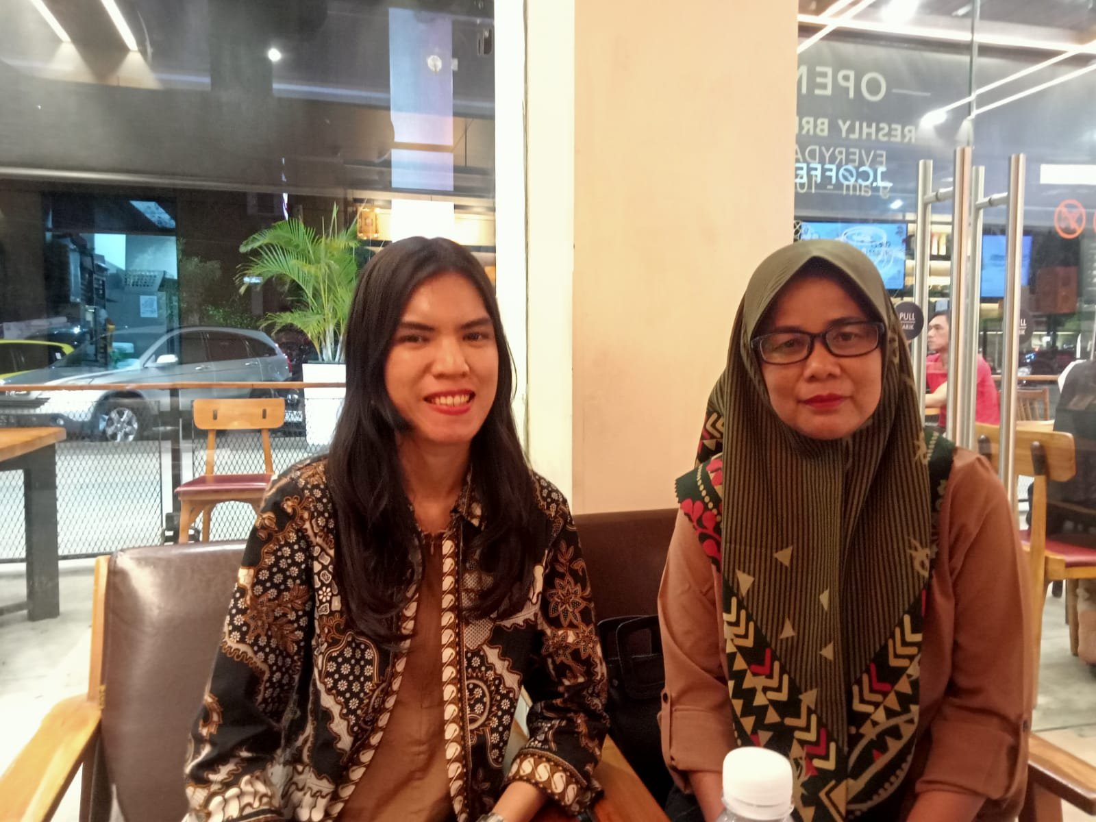 Kuasa hukum korban, Rizki Dini Hasanah, bersama wartawati Ermi Yanti (dok:ist)