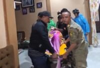 Satpol PP Evakuasi Warga Pascamputasi Saat Banjir Bengkulu Satpol PP Evakuasi Warga Pascamputasi Saat Banjir Bengkulu