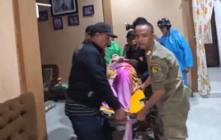 Satpol PP Evakuasi Warga Pascamputasi Saat Banjir Bengkulu Satpol PP Evakuasi Warga Pascamputasi Saat Banjir Bengkulu