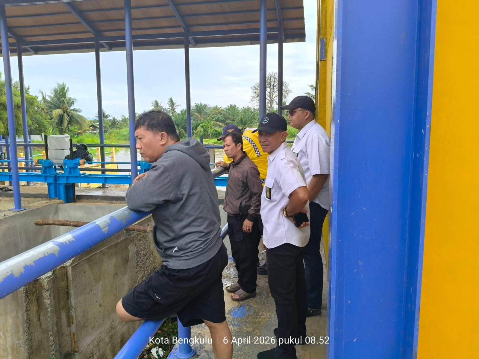 Wakil Ketua DPRD Kota Bengkulu, Rahmad Widodo, turun langsung meninjau titik-titik terdampak pada Senin (6/4/2026). Wakil Ketua DPRD Kota Bengkulu, Rahmad Widodo, turun langsung meninjau titik-titik terdampak pada Senin (6/4/2026).