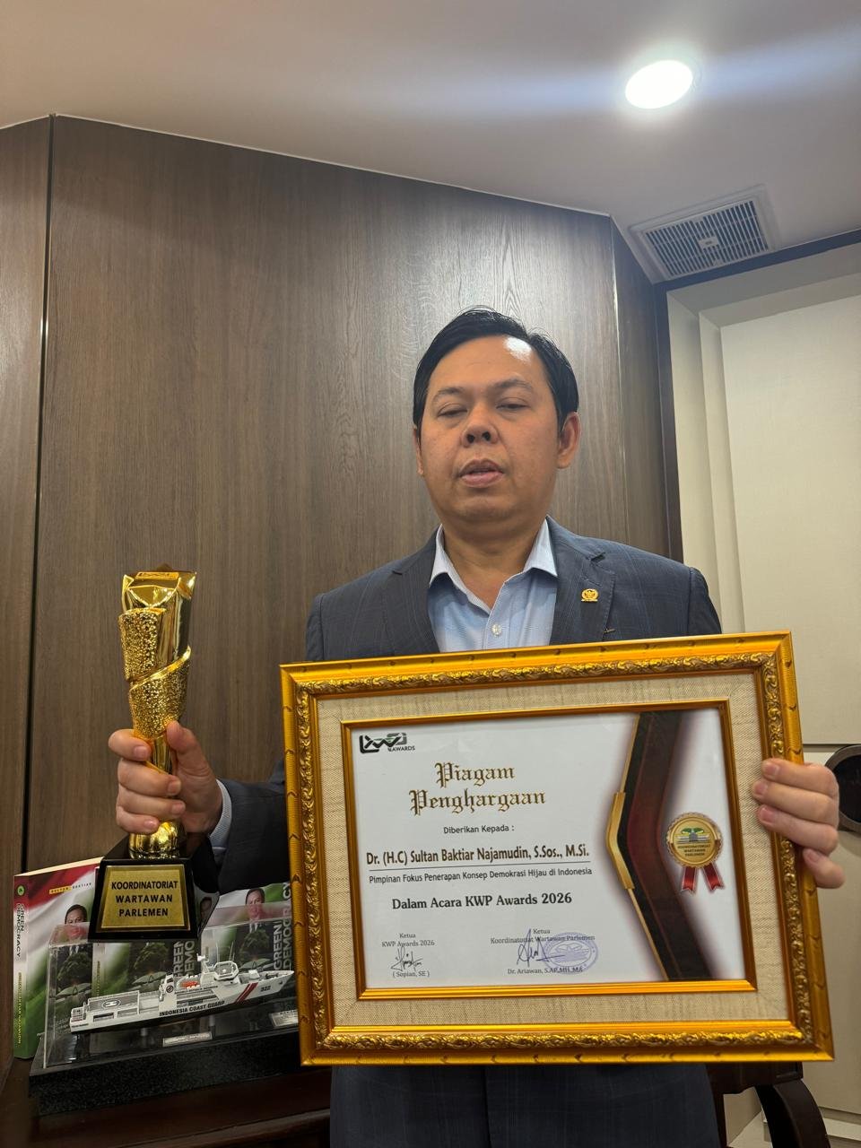 Sultan Terima KWP Award 2026, Soroti Peran Pers Kawal Demokrasi Hijau