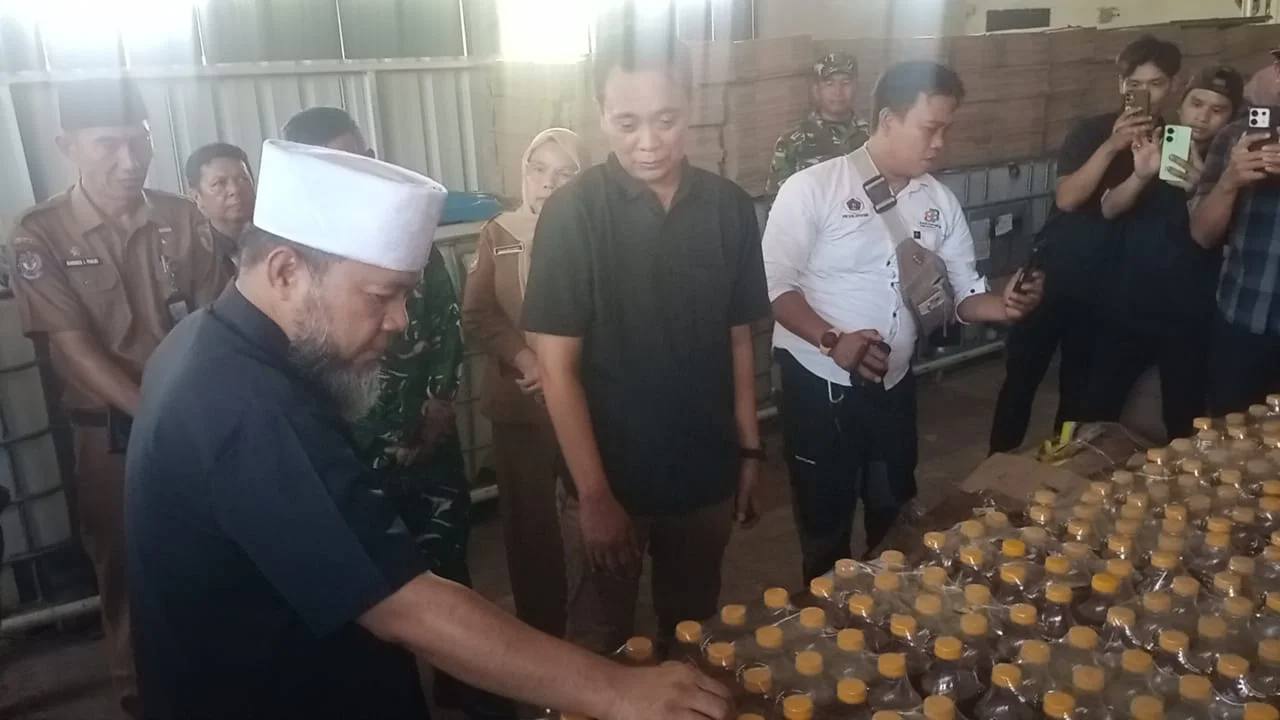 Helmi Hasan Borong Minyak Goreng Lokal, Bagikan ke Wartawan Saat Tinjau Pabrik Helmi Hasan Borong Minyak Goreng Lokal, Bagikan ke Wartawan Saat Tinjau Pabrik