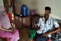 Pedagang Ernadi saat mendatangi kediaman Ermi Yanti, Rabu (1/4/2026).