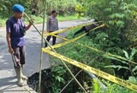 Polsek Rimbo Pengadang memasang garis police line dan spanduk peringatan di sejumlah titik longsor untuk mencegah kecelakaan lalu lintas di wilayah Kabupaten Lebong, Selasa (1/4/2026).