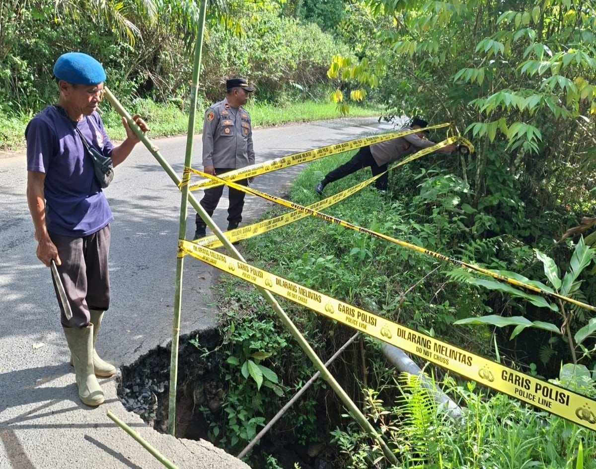 Polsek Rimbo Pengadang memasang garis police line dan spanduk peringatan di sejumlah titik longsor untuk mencegah kecelakaan lalu lintas di wilayah Kabupaten Lebong, Selasa (1/4/2026).