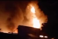 Kebakaran hebat melanda Desa Sukarami, Kecamatan Kota Padang, Kamis (2/4/2026) dini hari (foto:Arman)