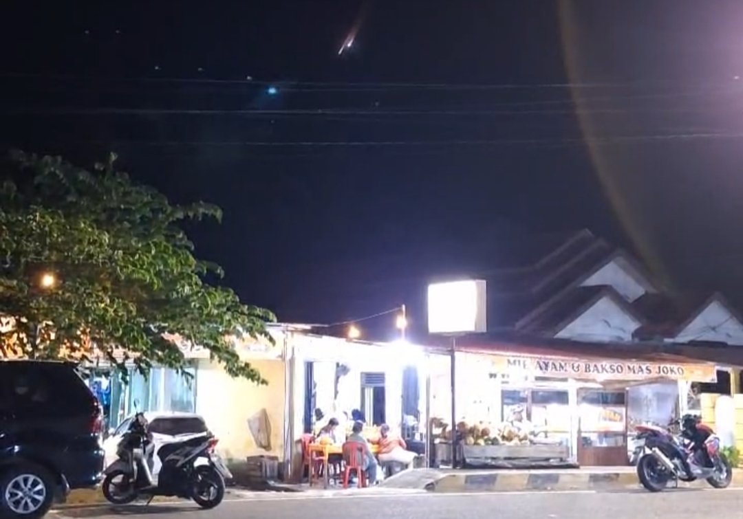 Media sosial di Bengkulu dihebohkan dengan kemunculan cahaya misterius yang melintas cepat di langit malam wilayah Mukomuko, Minggu (4/4/2026) sekitar pukul 19.58 WIB