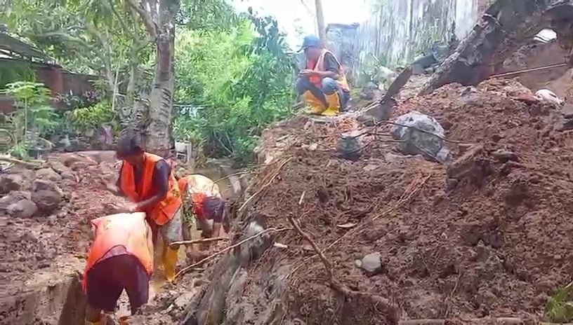 PUPR Kota Bengkulu Gerak Cepat Tangani Pagar Roboh yang Tutup Drainase Nusa Indah