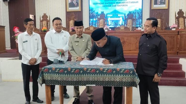 DPRD Kabupaten Lebong menyetujui Rancangan Peraturan Daerah (Raperda) tentang Pengarusutamaan Gender (PUG) dalam rapat paripurna pendapat akhir fraksi yang digelar di Gedung DPRD Lebong, Rabu (8/4/2026).