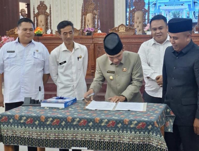 Wakil Bupati Lebong Bambang Supra Budi menyampaikan Nota Pengantar Laporan Keterangan Pertanggungjawaban (LKPJ) Tahun Anggaran 2025 dalam rapat paripurna DPRD Kabupaten Lebong, Rabu (8/4/2026).
