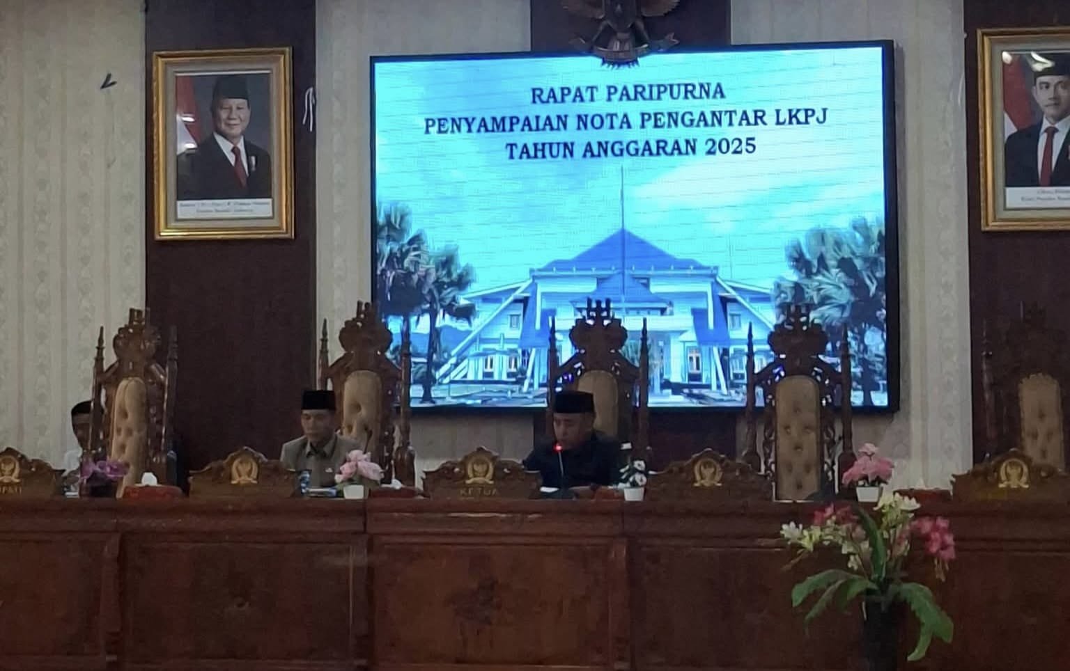 Wakil Bupati Lebong Bambang Supra Budi menyampaikan Nota Pengantar Laporan Keterangan Pertanggungjawaban (LKPJ) Tahun Anggaran 2025 dalam rapat paripurna DPRD Kabupaten Lebong, Rabu (8/4/2026).